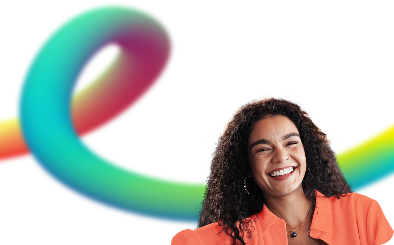 Mulher sorrindo com camisa laranja