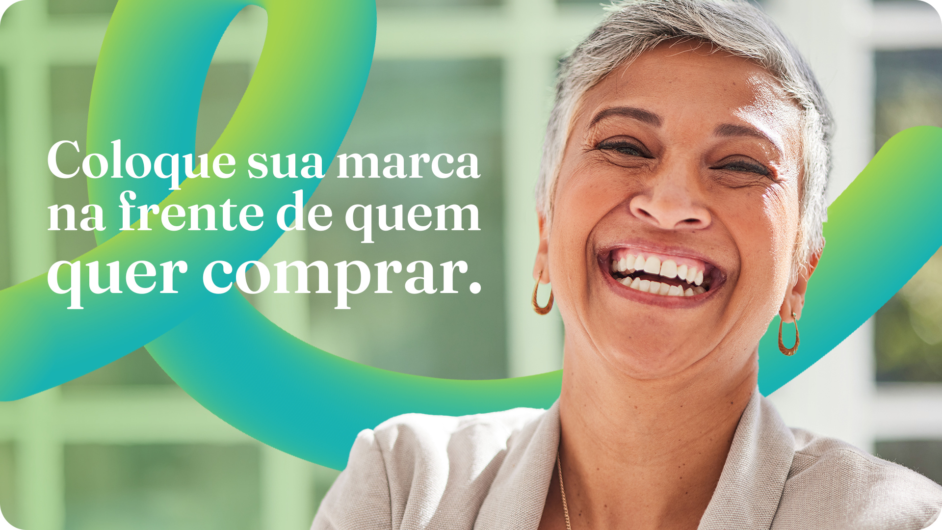 Coloque sua marca na frente de quem quer comprar. Mulher sorrindo com curvas verdes e turquesa.