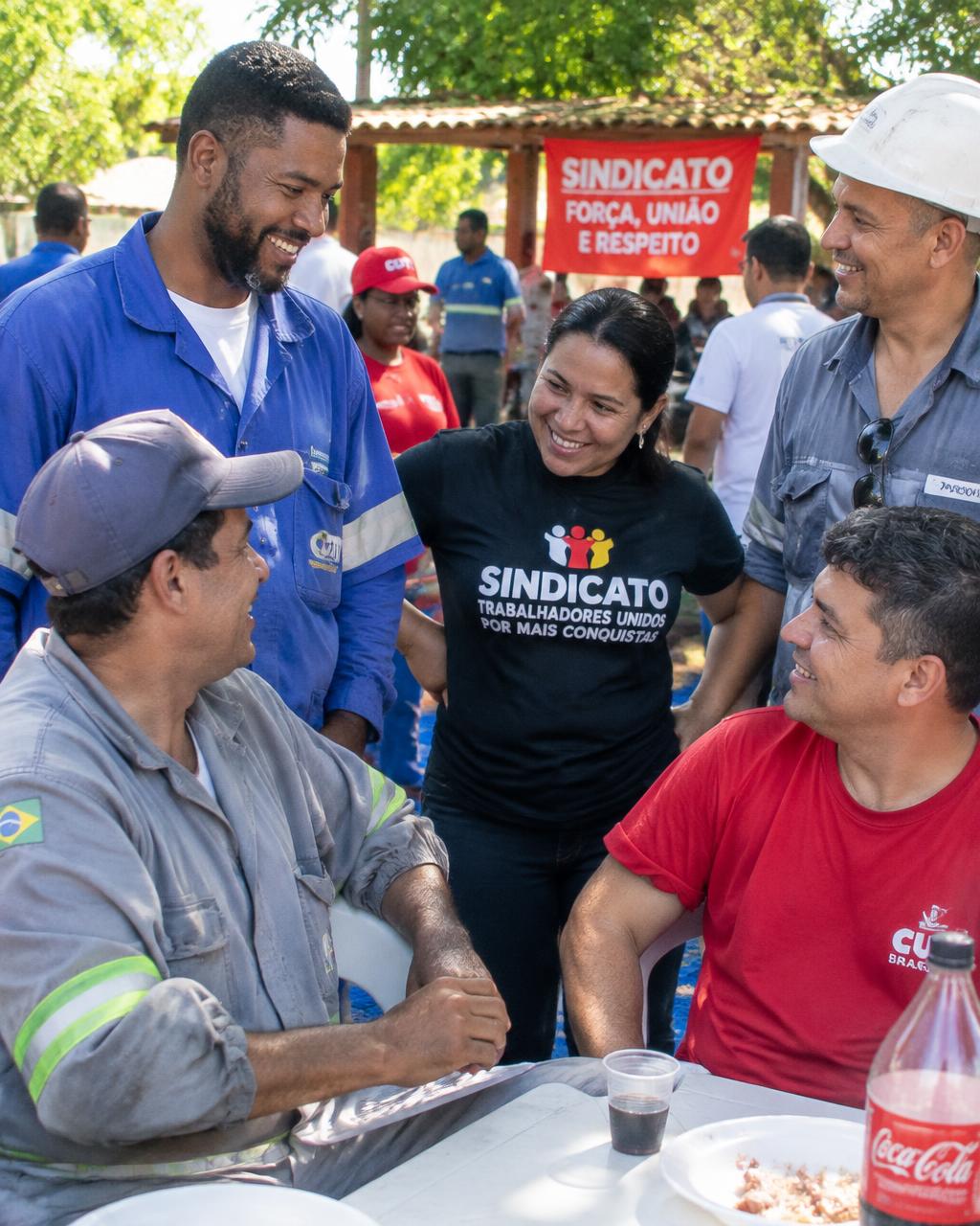 Sindicalizados conversando em um encontro